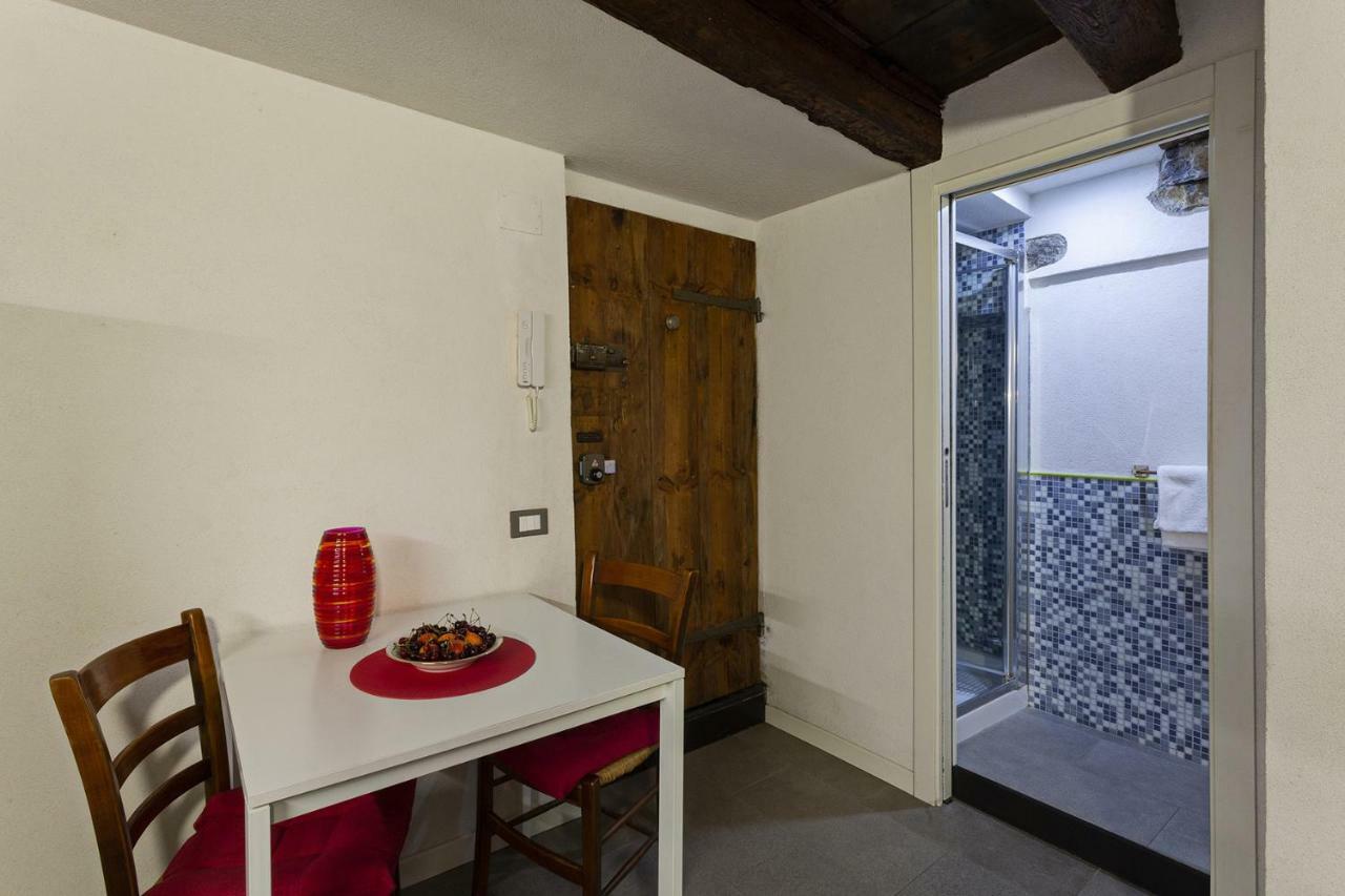 Wood And Stone Apartment In The Historical Center Genua Exterior foto