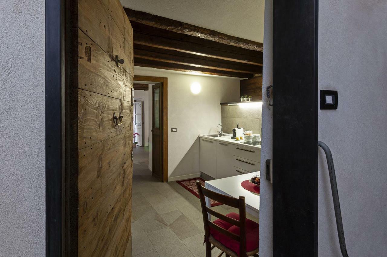 Wood And Stone Apartment In The Historical Center Genua Exterior foto